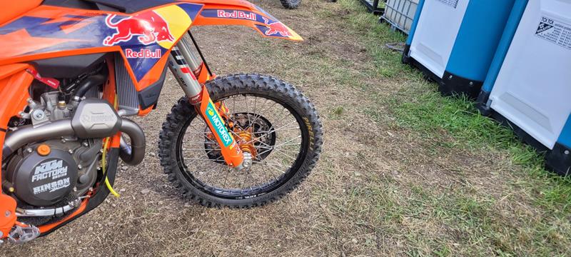 Dominancia techniky KTM v priamom prenose od OKR Moto